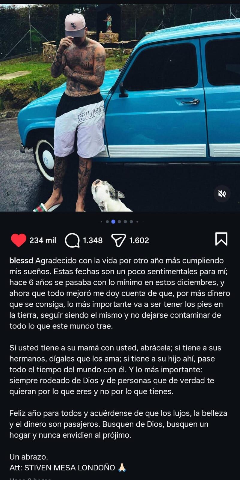 El artista colombiano Blessd posó junto a un clásico Renault 4 azul para evocar su infancia y las dificultades económicas que enfrentó en Medellín - créditoblessd / Instagram