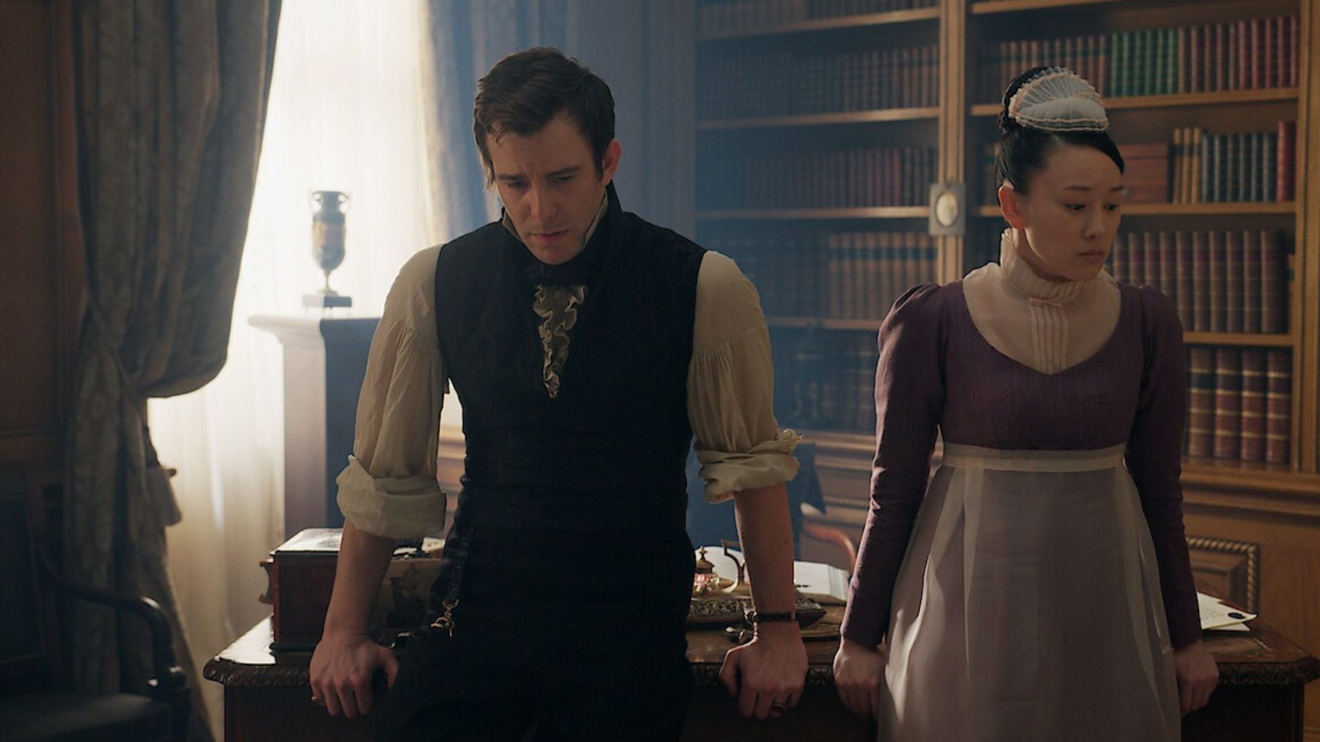 Benedict Bridgerton y Sophie Baek enfrentan las consecuencias de un romance que desafía las reglas del Ton. (Créditos: Netflix)