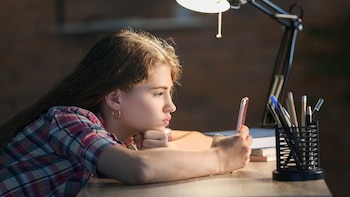 Casi 1 de cada 5 jóvenes recurre a chatbots de IA para recibir consejos sobre salud mental