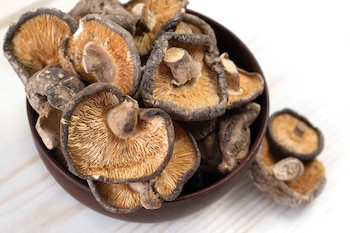 Setas shiitake deshidratadas,. (Magnific)