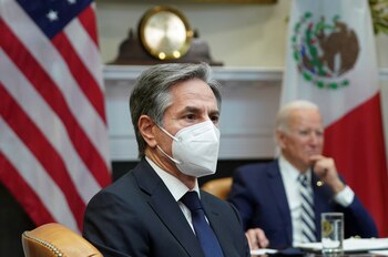 El secretario de Estado, Antony Blinken y el presidente de EEUU, Joe Biden, durante una reunión virtual con el presidente de México, Andres Manuel Lopez Obrador. REUTERS/Kevin Lamarque