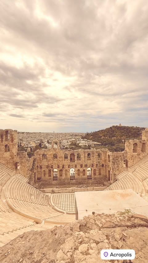 El teatro antiguo de piedra del Odeón de Herodes Ático, situado en la Acrópolis frente a la ciudad de Atenas