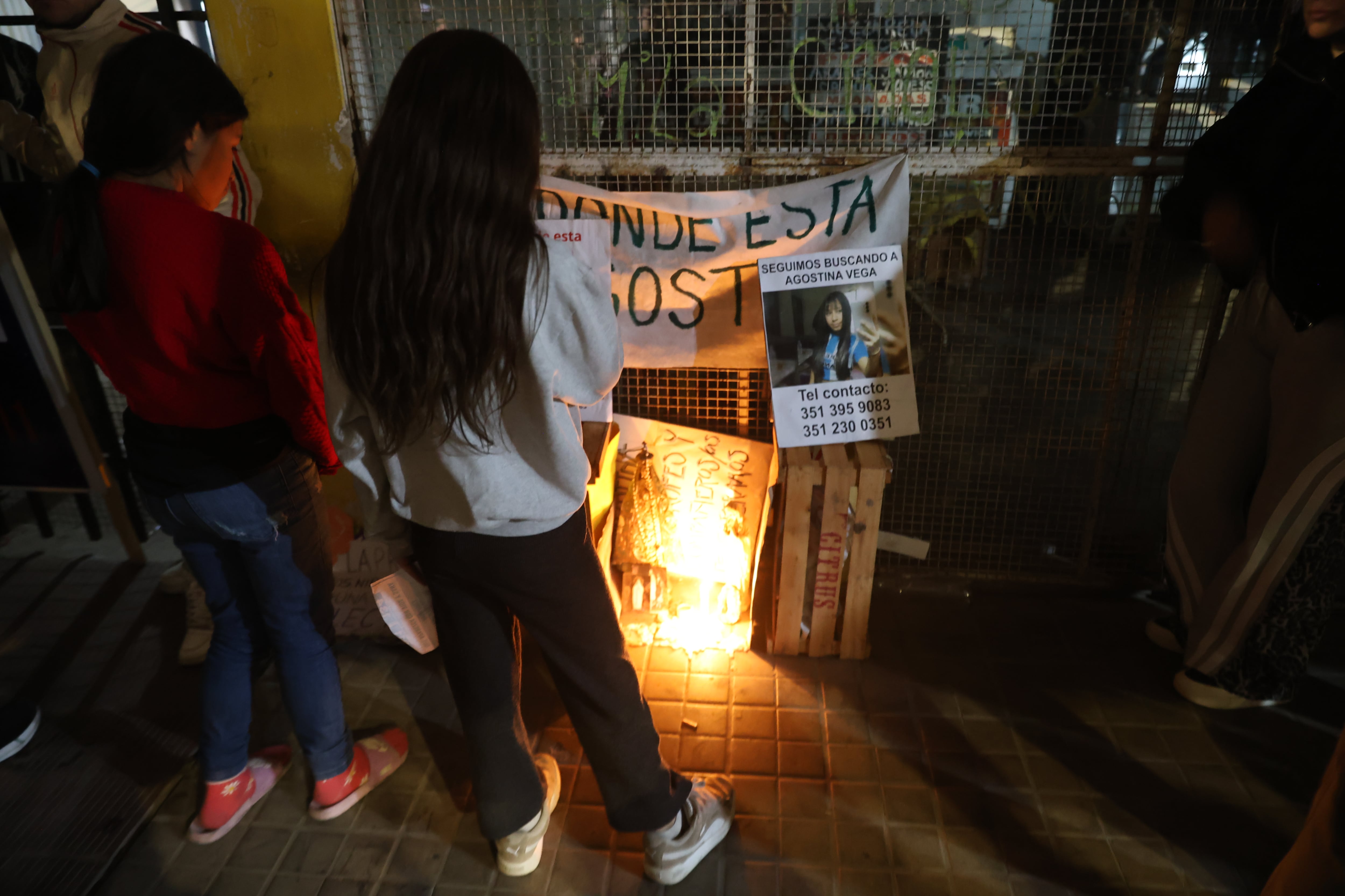 Con carteles que tienen la cara de Agostina, los vecinos reclaman justicia (Mario Sar)