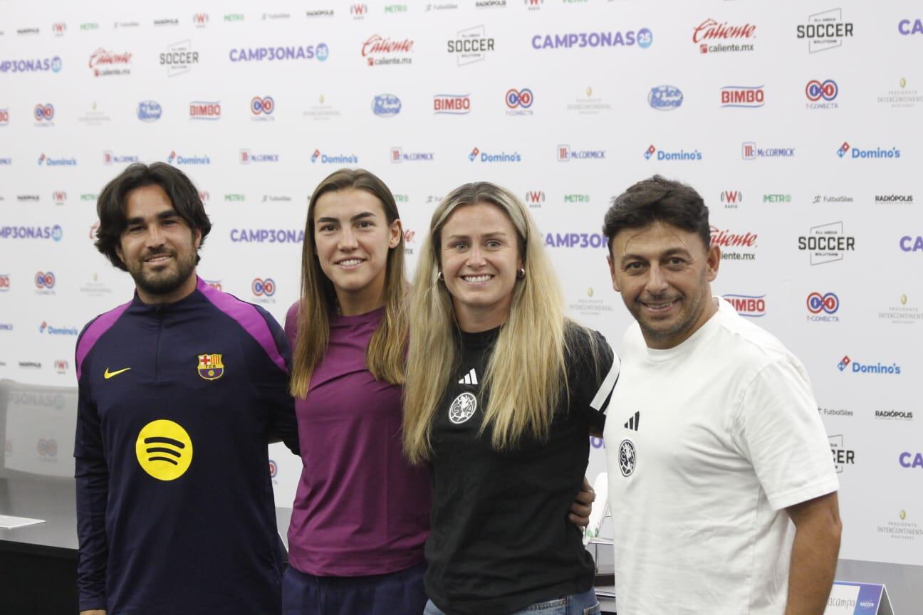 Las jugadoras junto a sus respectivos técnicos pasaron para la fotografía. (Foto: Jesús Avilés)