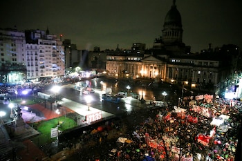 Vista aérea de la plaza del Congreso donde se concentran cientos de manifestantes a favor y en contra del aborto el 8 de agosto de 2018, en Buenos Aires (Argentina). EFE/David Fernández/Archivo