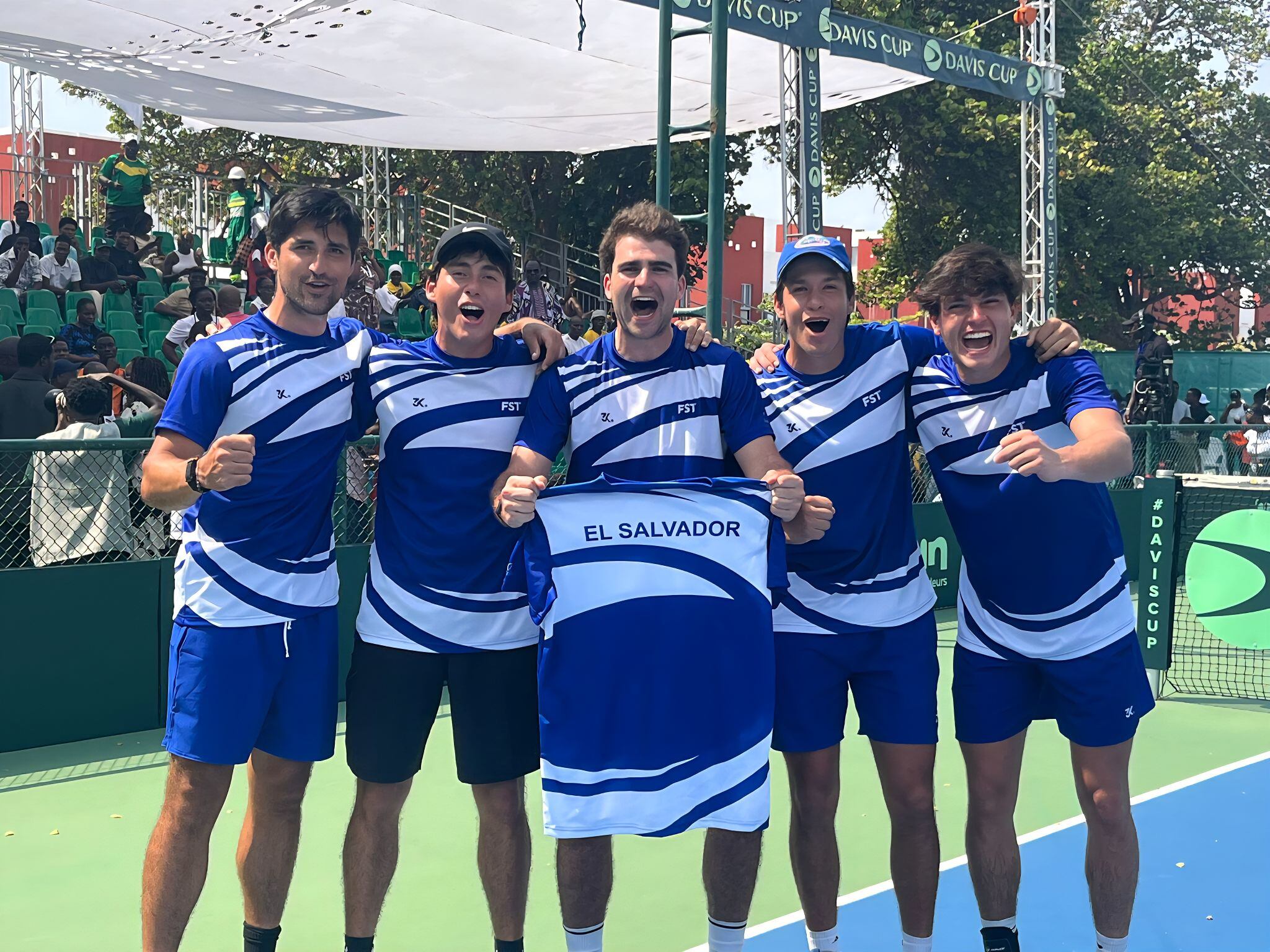 El equipo nacional de tenis de El Salvador celebra su participación en la Copa Davis, fortaleciendo el protagonismo del país en el deporte regional (Foto cortesía Federación Salvadoreña de Tenis).