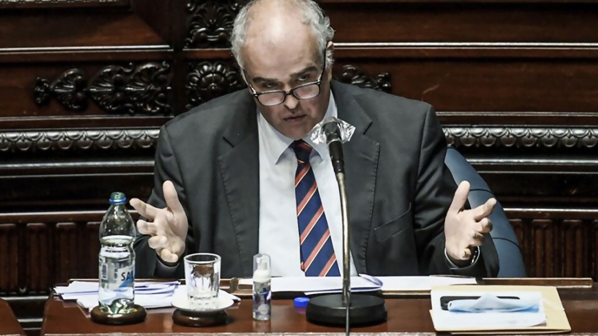 Gustavo Penadés fue expulsado del Senado