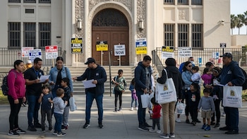 El distrito escolar de Los Ángeles enfrenta paro docente, miles de estudiantes quedan sin clases y la ciudad activa la asistencia alimentaria