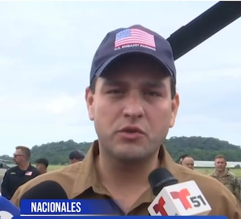 El embajador de Estados Unidos en Panamá, Kevin Marino Cabrera, anunció una ayuda humanitaria inicial de $5 millones y confirmó el uso de helicópteros militares para trasladar suministros a las zonas afectadas. Captura de video