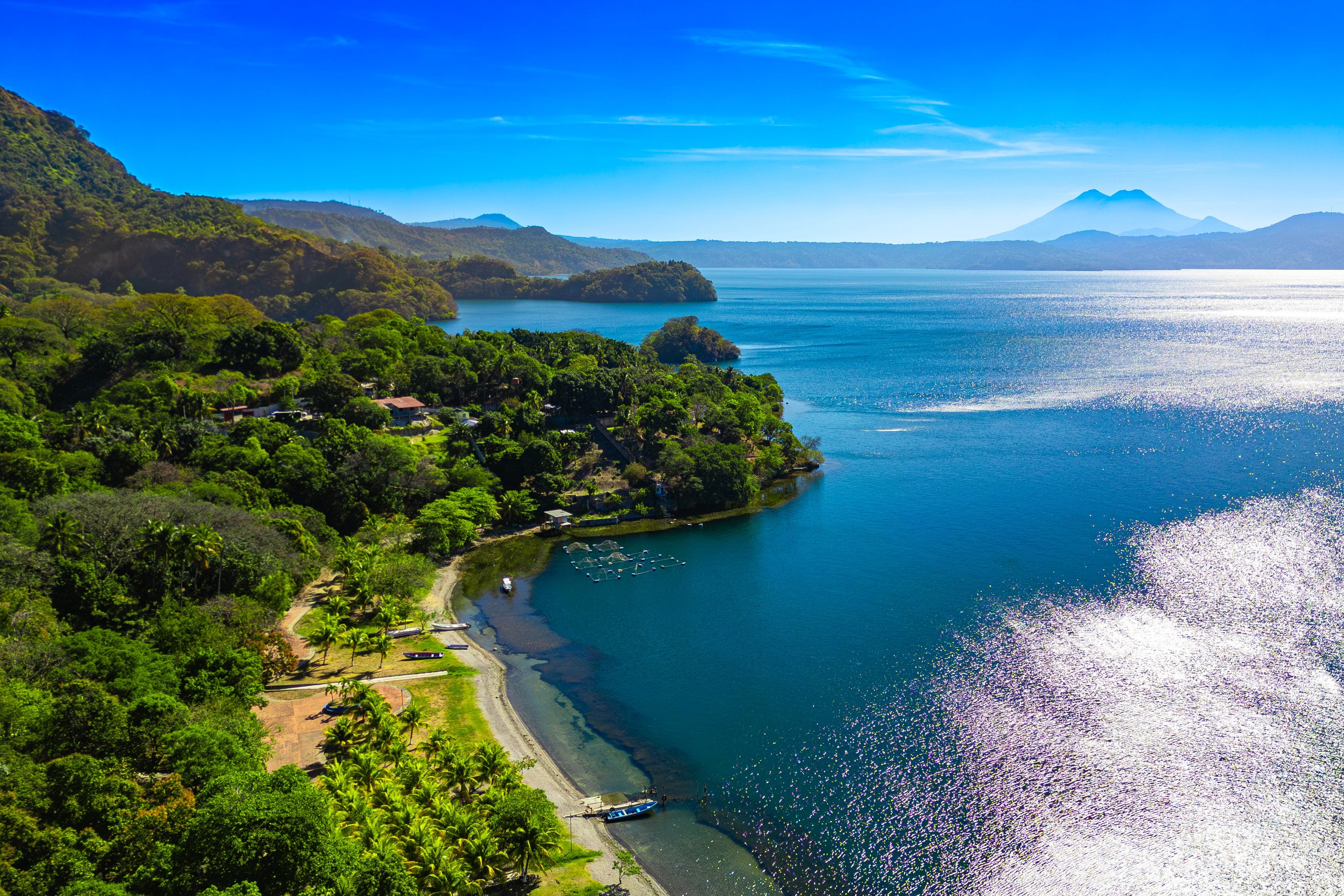 El lago posee una superficie de aproximadamente 72 kilómetros cuadrados y alcanza profundidades superiores a los 230 metros. El entorno del lago se ha consolidado como un destino para el turismo local y extranjero, con una oferta que incluye restaurantes, clubes náuticos, centros de recreo, hospedajes y zonas de acceso público a la ribera. Entre las actividades más frecuentes figuran la natación, el esquí acuático, el buceo, la pesca y los paseos en lancha. / (ISTU)