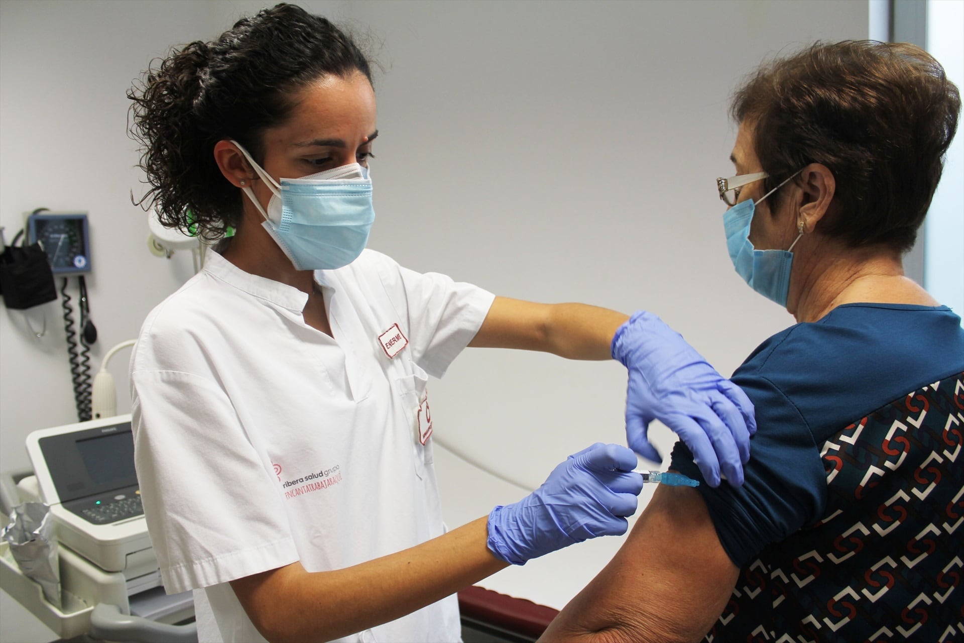 Una enfermera administra la vacuna del herpes zóster en el Hospital Universitario del Vinalopó de Elche, Alicante / Europa Press