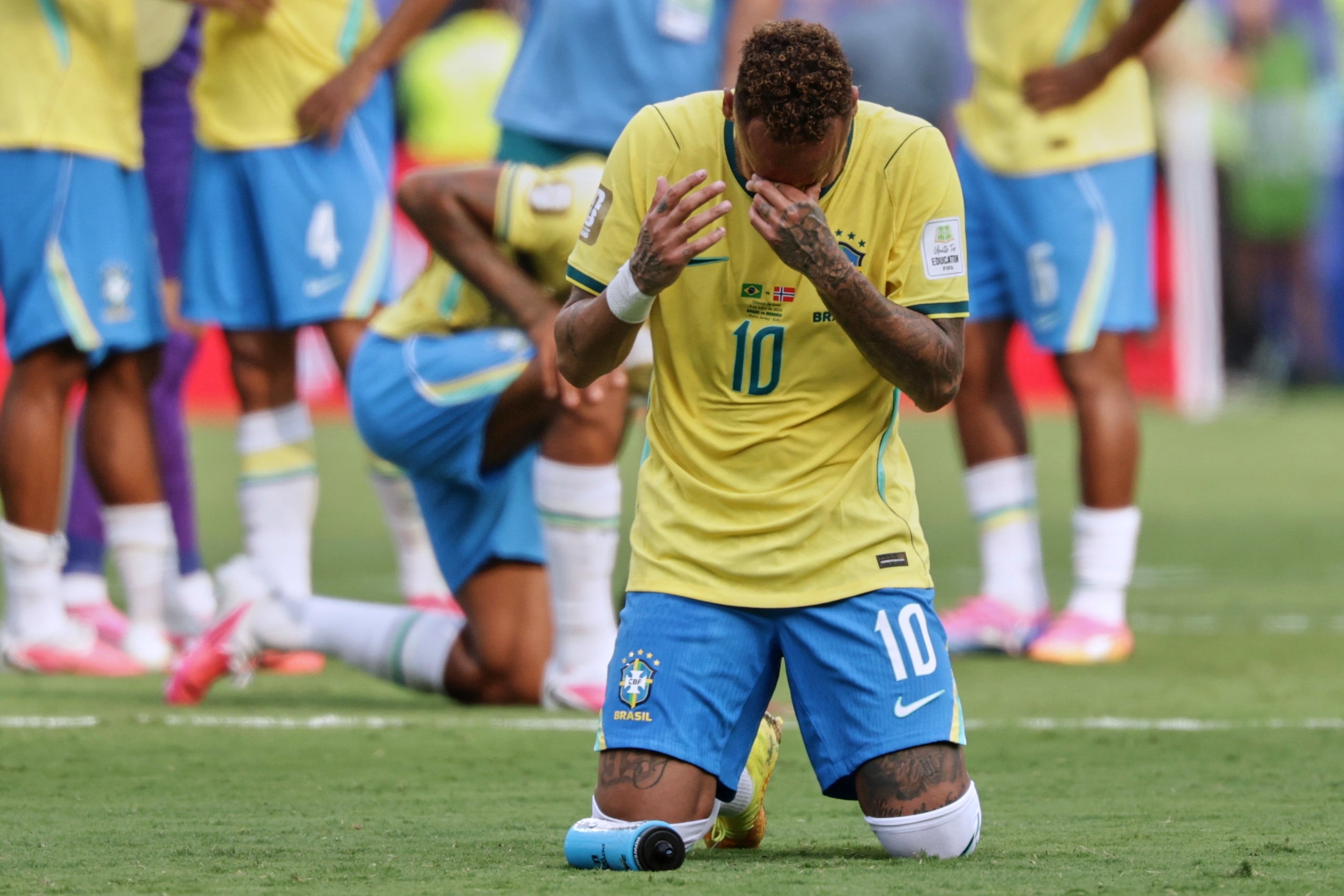 Neymar anunció su retiro de la selección de Brasil tras la eliminación en el Mundial contra Noruega (AP Foto/Adam Hunger)