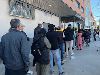 Personas guardan cola a las puertas del Consulado de Marruecos en Almería. (Europa Press)