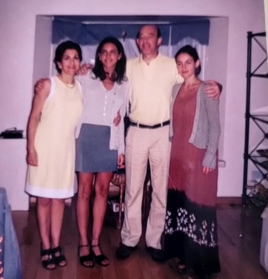 Eleonora Wexler, su madre Cristina (ex maestra), su padre Ricardo y su hermana Luciana, dos años menor que ella