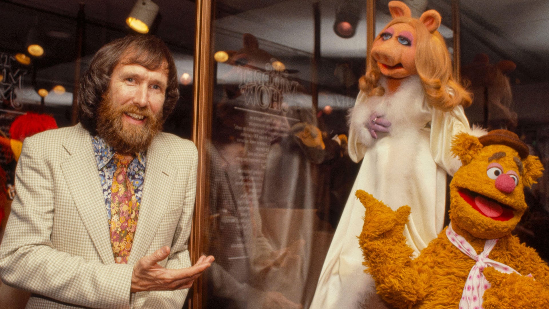 The Muppet Movie, estrenada en 1979, fue la primera de seis películas protagonizadas por los Muppets. Jim Henson junto a Fozzie Bear y Miss Piggy