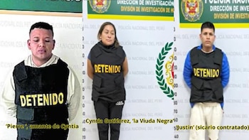 Tres personas detenidas, dos hombres y una mujer, posan individualmente con chalecos negros con la palabra 'DETENIDO' en amarillo frente a un fondo policial
