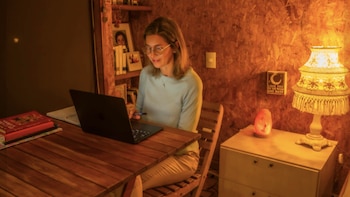 Claudia Cecilia Cárdenas presenta un libro sobre su viaje interior: hospitalización inesperada, meses en la India y sanación a través del yoga