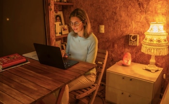 La obra de Cárdenas Lara aborda la depresión desde una perspectiva honesta y humana, mostrando que incluso quienes aparentan éxito pueden enfrentar batallas internas.