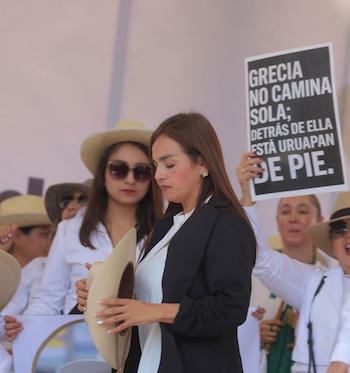 Cientos de personas se manifiestan en Michoacán, vestidos de blanco en la marcha por la paz