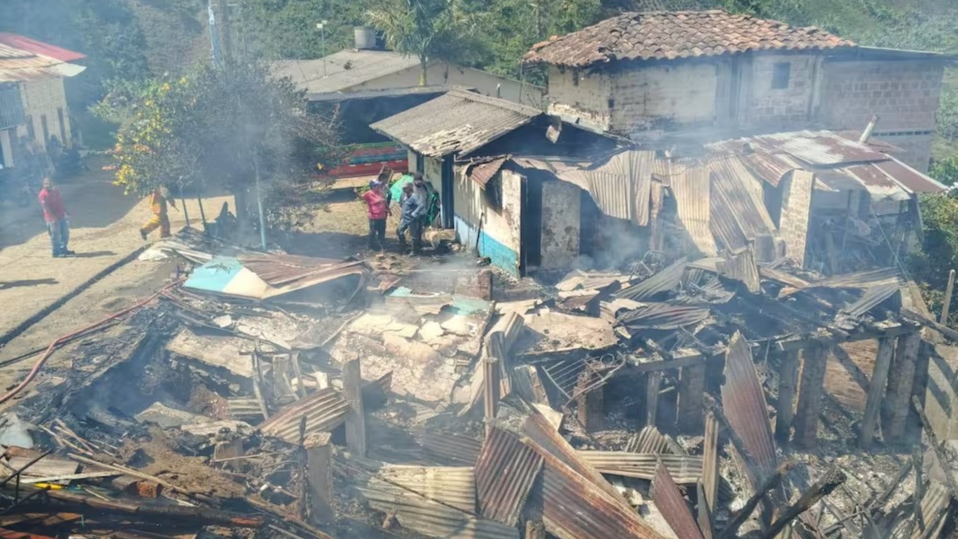 Hallan cuerpo calcinado en una vivienda tras voraz incendio en El Águila, Valle: autoridades investigan el crimen