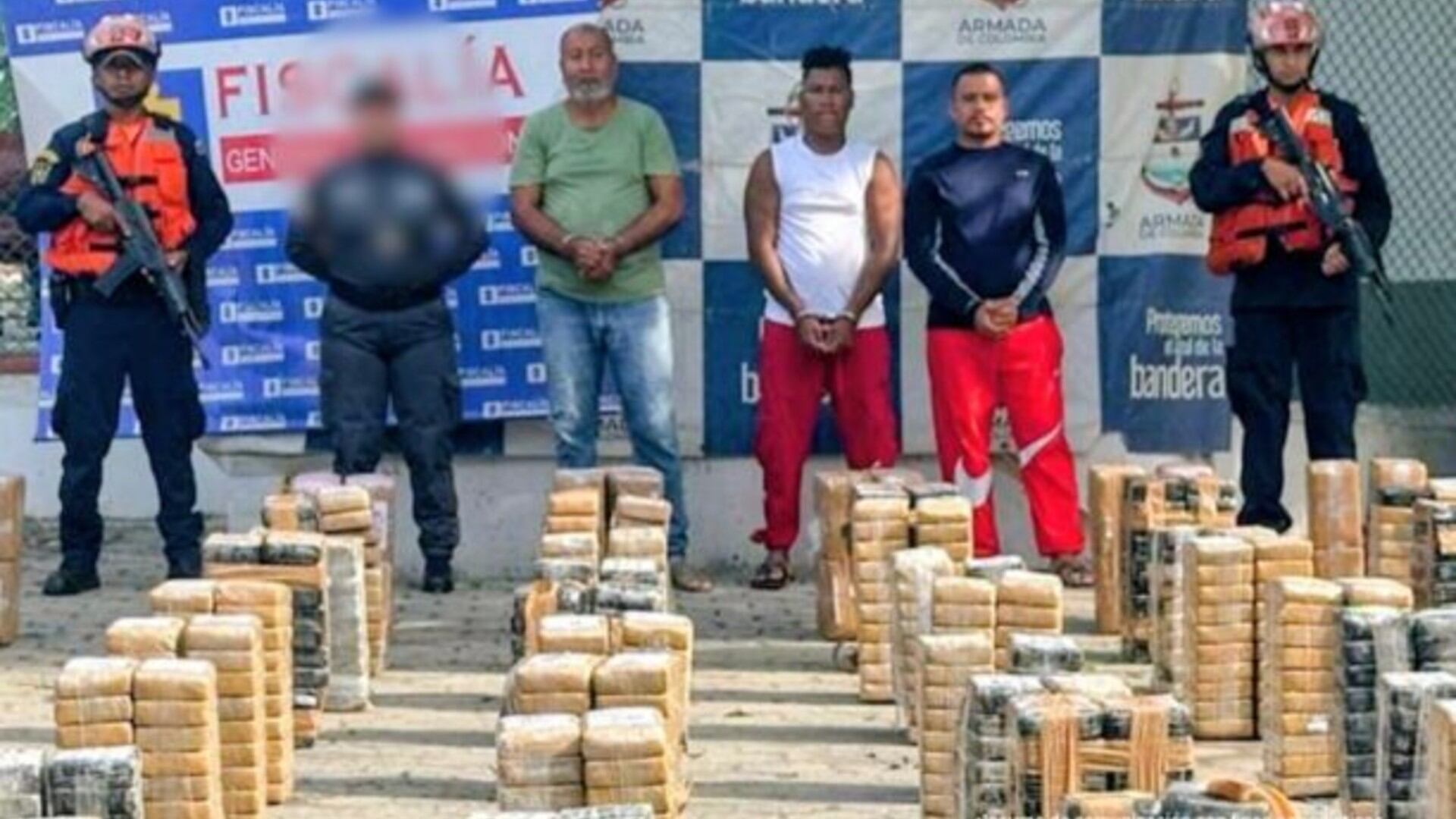 Autoridades capturan a tres hombres en Tumaco por transportar más de dos toneladas de cocaína camuflada en una embarcación - crédito Fiscalía