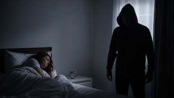 Una mujer denunció a su ex novio policía por abuso sexual en Mendoza: ingresó a su casa mientras dormía y la atacó