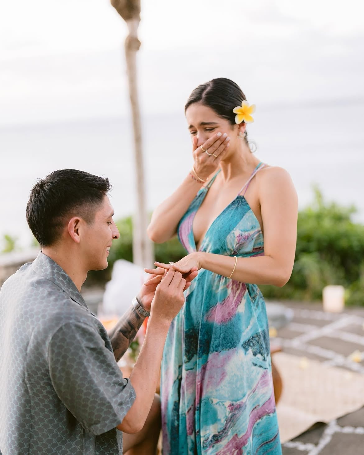 El jugador mexicano entrega el anillo a su pareja en Indonesia (Instagram / sofia.toache)