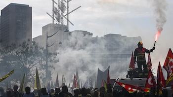 Al menos 440 detenidos en protestas estudiantiles unidas a la huelga de cientos de miles en el sector público