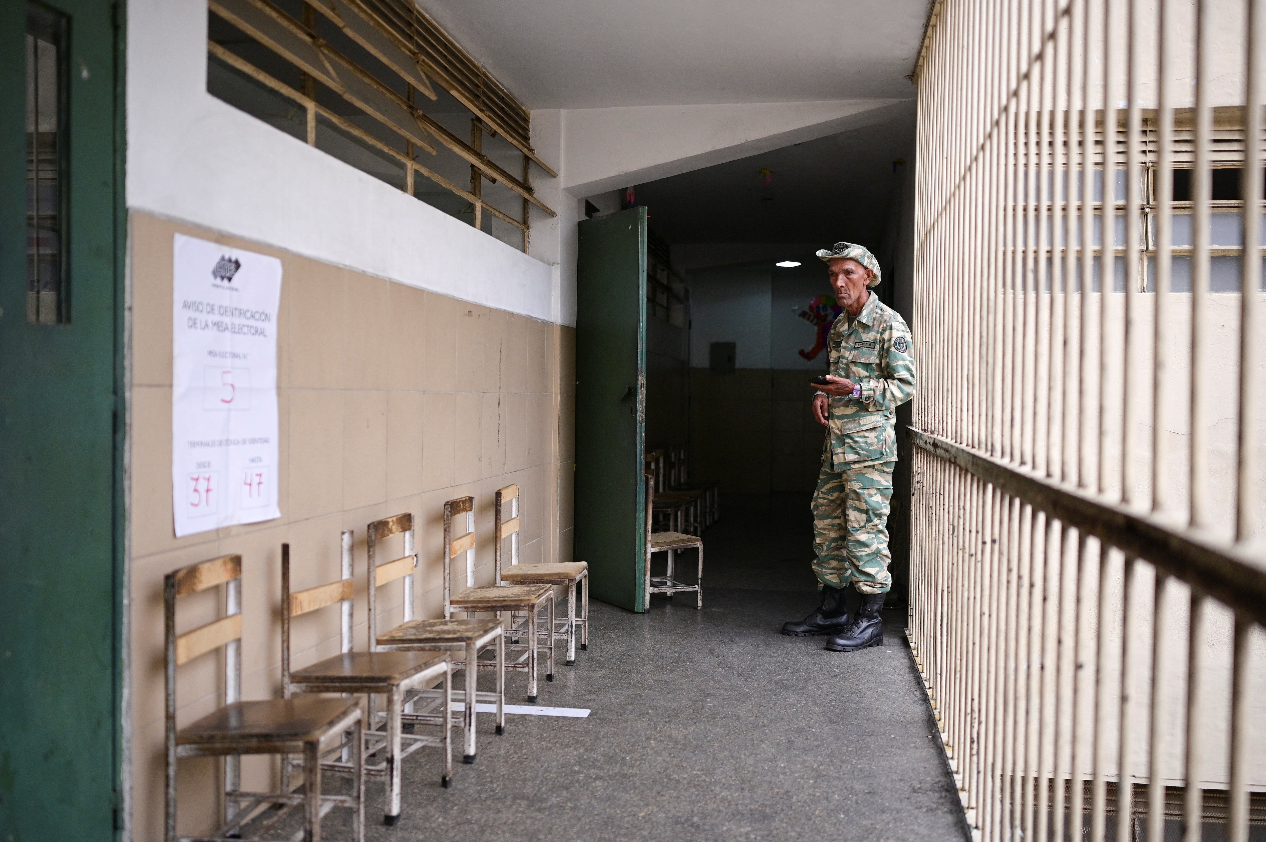 Los comicios de este domingo estuvieron marcados por una gran abstención ciudadana (REUTERS/Gaby Oraa)