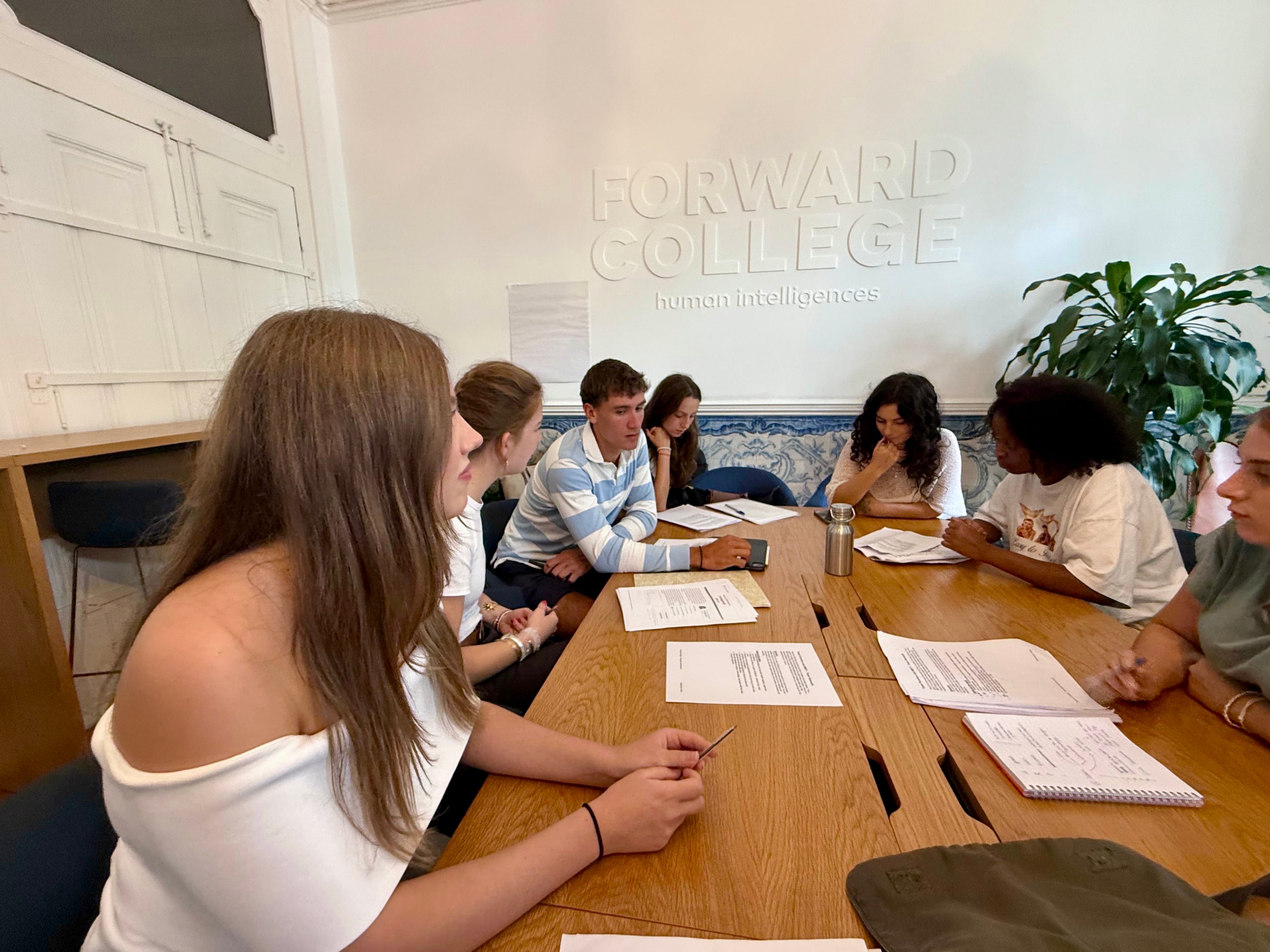 La infanta Sofía junto a compañeros en el centro privado Forward College. (Casa Real)