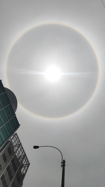 Un impresionante halo solar, causado
