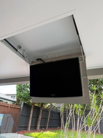 El dueño de una casa descubrió después de dos años que había un televisor en su techo.