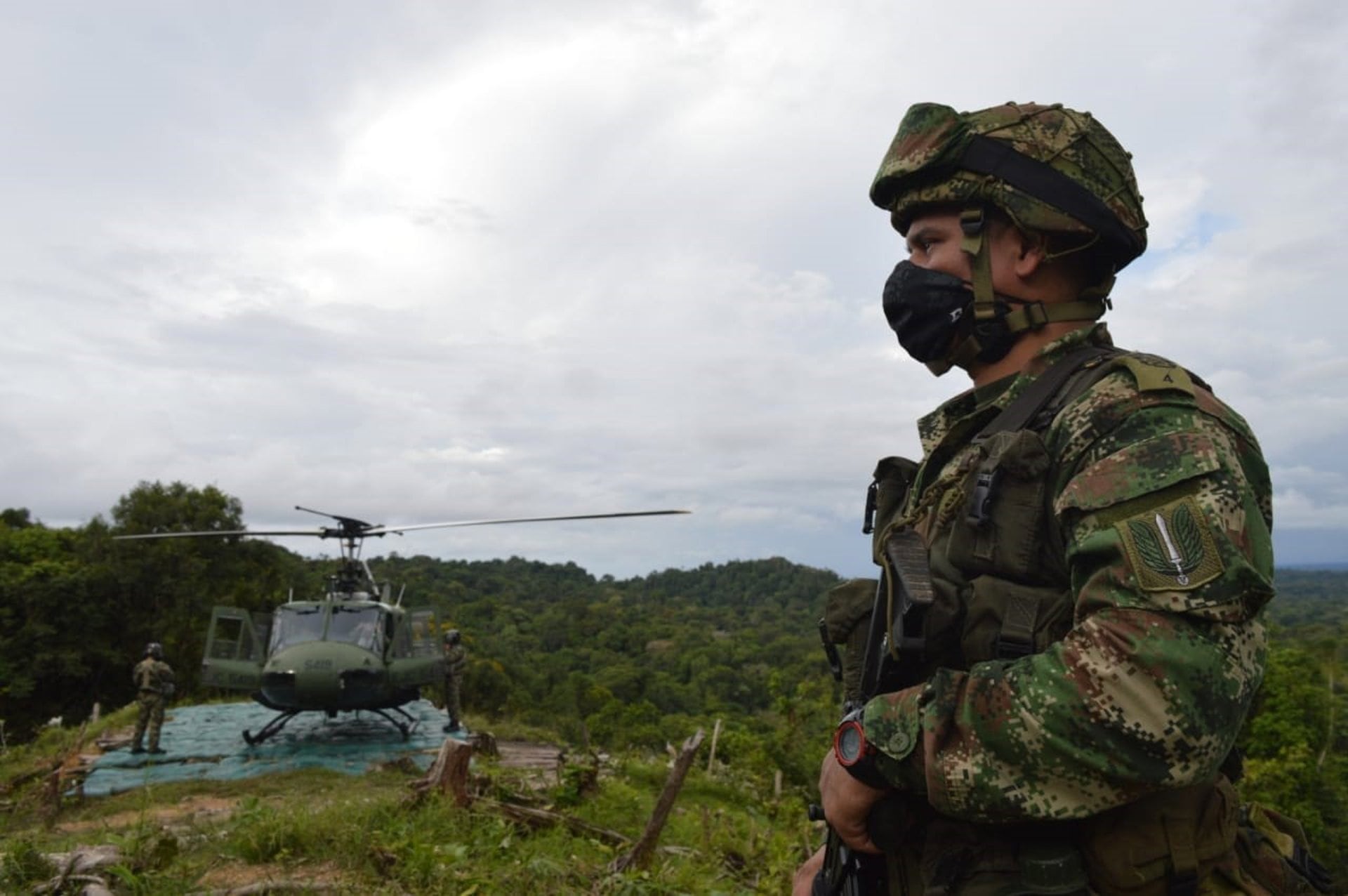 25/10/2020 Un soldado junto a un helicóptero en ColombiaPOLITICA SUDAMÉRICA COLOMBIAEJÉRCITO DE COLOMBIA