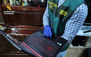 Un agente de la Unidad