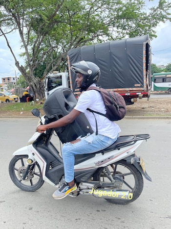 Usando su motocicleta y un