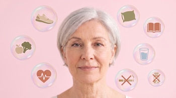 Retrato de mujer madura de cabello gris. Fondo rosa claro. Burbujas con iconos de ejercicio, alimentación, corazón, descanso, lectura, hidratación, no fumar y no medicamentos.