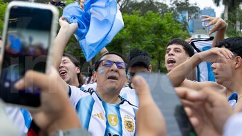 Final del Mundial 2026 en Lima: Hinchas peruanos y extranjeros con la camiseta de España y Argentina