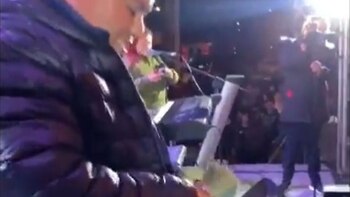 Un alcalde morenista lanzó billetes