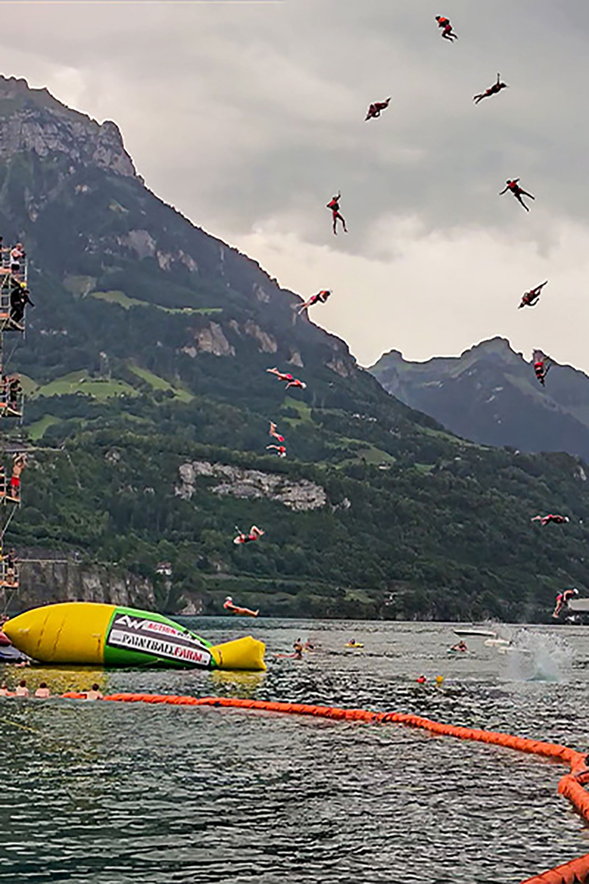 Luc Siegenthaler, Lennart Florczak y Tristan Kuhn impulsaron a Robin Steiner con un salto sincronizado desde una torre de 14 metros sobre una plataforma inflable (Créditos: Guinness World Records)