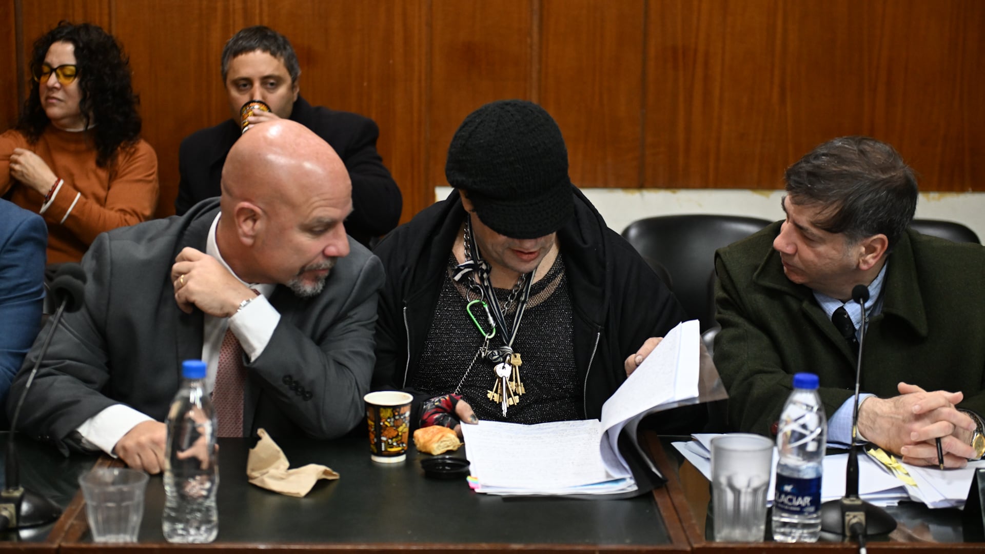 El músico junto a sus defensores Federico Larraín y Javier Marino (Foto/Adrián Escandar)