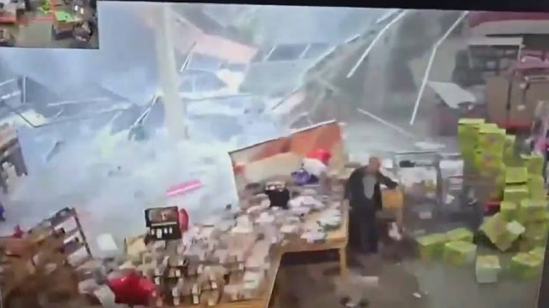 El derrumbe parcial del techo en un supermercado BJ's Wholesale Club de Nueva Jersey quedó registrado por cámaras de vigilancia en la sección de panadería (Cámaras de vigilancia)
