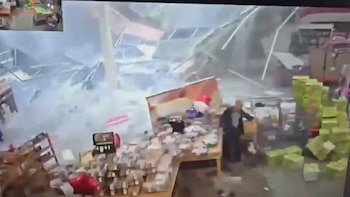 El video del momento en que se derrumba el techo de un supermercado en Nueva Jersey y un cliente se salva de milagro