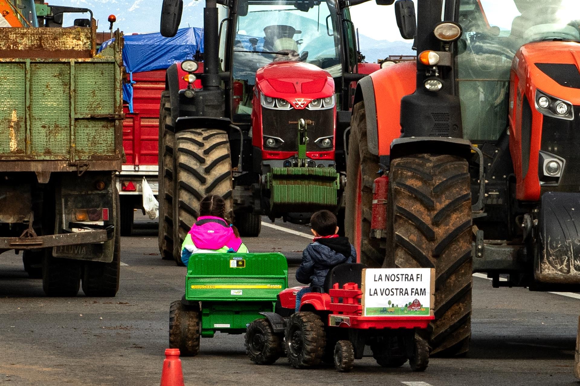 Agricultores cortan rutas y accesos al Puerto de Tarragona en Cataluña