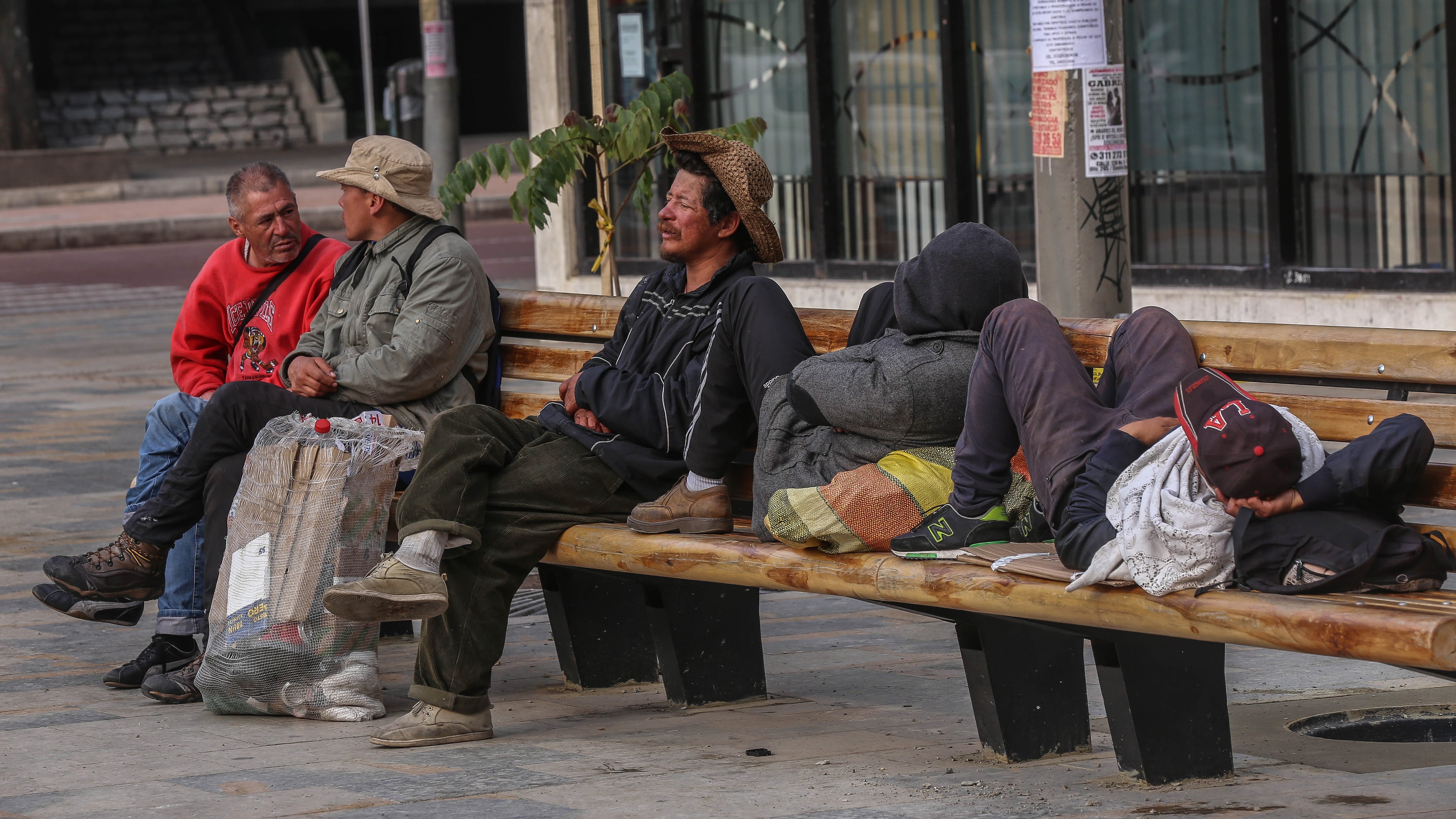 Adulto mayor finlandés clama ayuda para ser repatriado a su país tras un año en las calles de Bogotá: es acusado de cargar droga y podría tener problema de salud mental