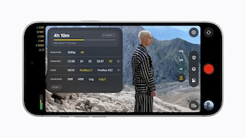 Pantalla de teléfono con la interfaz de Final Cut Camera, un menú desplegable de ajustes técnicos y la imagen de una persona en la montaña