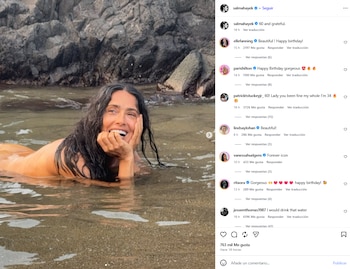 Salma Hayek celebra sus 60 años con una sesión de fotos desnuda en el mar