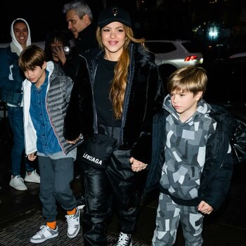 Shakira, Milan y Sasha llegando a los estudios de NBC donde se graba The Tonight Show Starring Jimmy Fallon. Twitter.