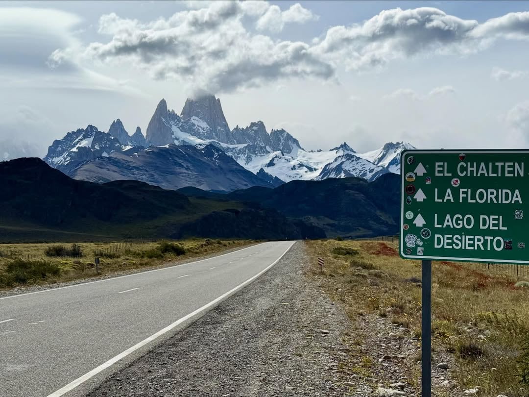 La Ruta Nacional 40 atraviesa once provincias, uniendo la Patagonia con el norte argentino y conectando comunidades, parques nacionales y destinos turísticos