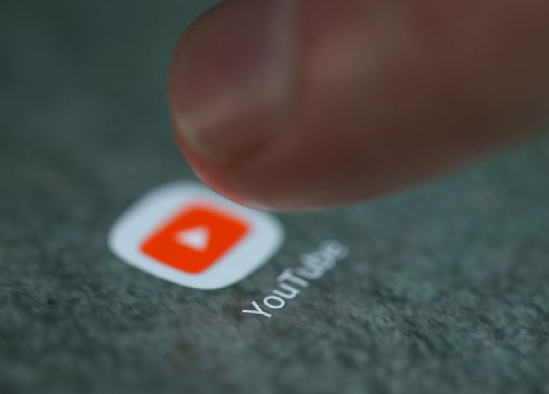 Para acceder a la monetización, el canal debe cumplir ciertos requisitos: tener al menos 1.000 suscriptores y 4.000 horas de visualización pública en los últimos 12 meses. REUTERS/Dado Ruvic