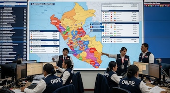 Trabajadores de la ONPE de Perú sentados frente a computadoras en un centro de operaciones, con un gran mapa del Perú mostrando resultados electorales de fondo.